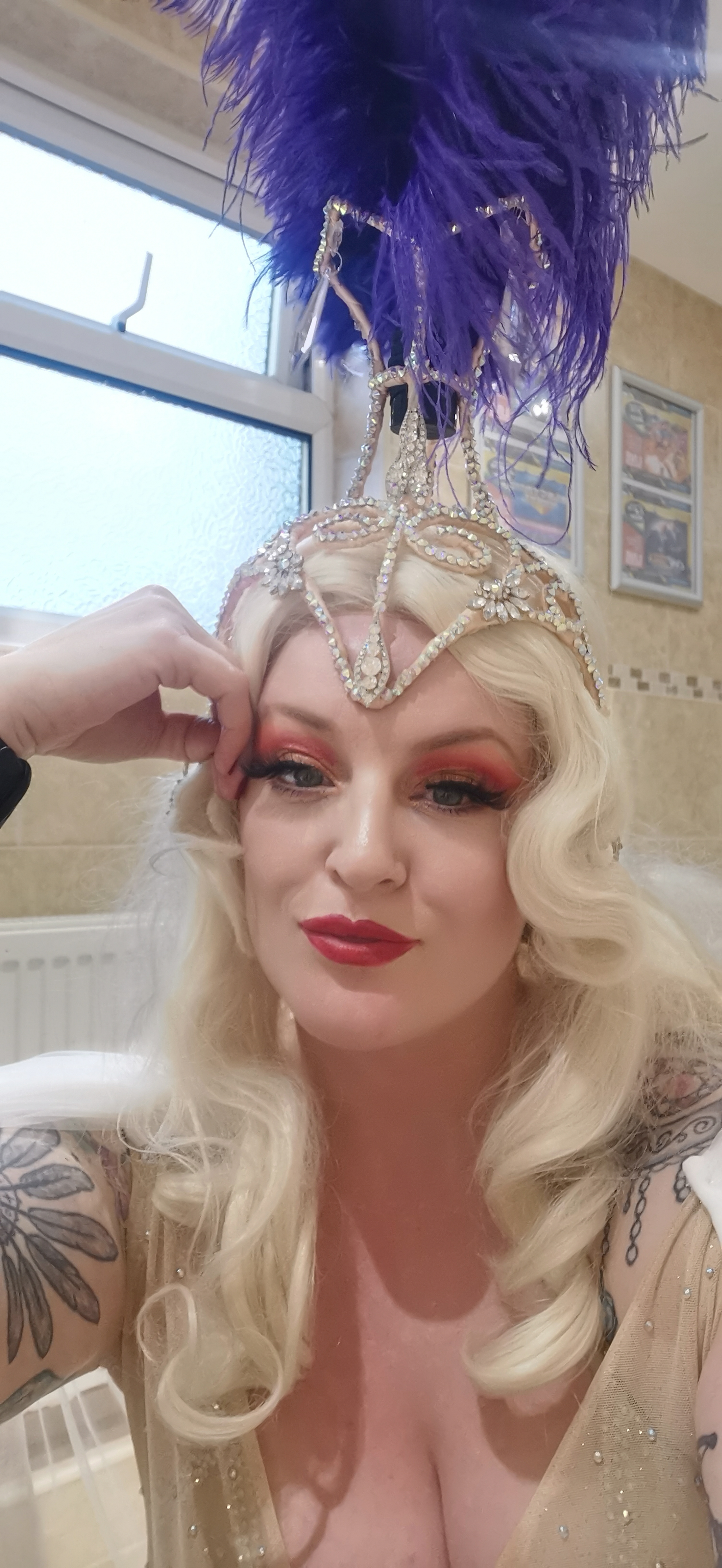 Khandie Khisses showgirl